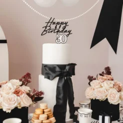 Happy Birthday -kakkukoriste akryylistä