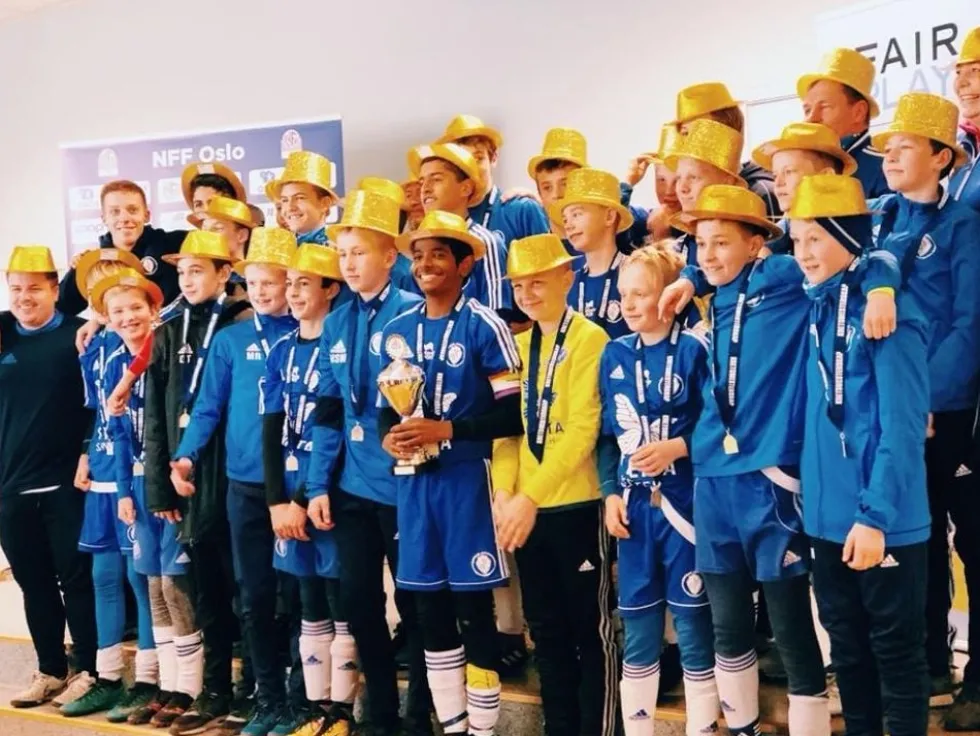 Kimaltava Kulta Hattu