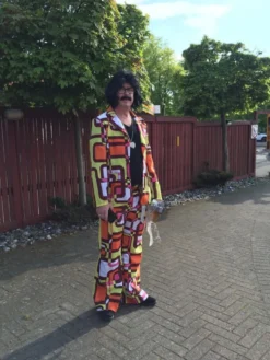 70-luvun Dandy Musta Peruukkisetti Viiksillä