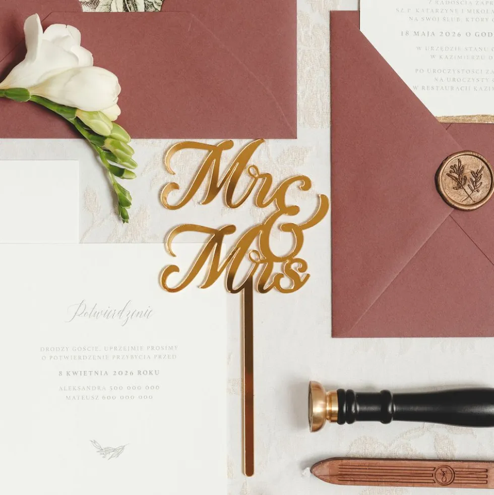 Mr & Mrs -kakkukoriste kultaisesta akryylista