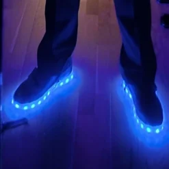 Musta LED-kenkä