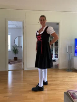 Oktoberfest Dirndl Musta/Punainen Naamiaisasu