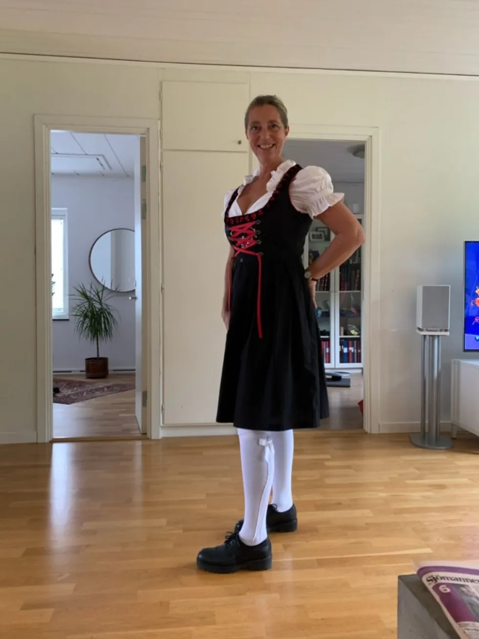Oktoberfest Dirndl Musta/Punainen Naamiaisasu