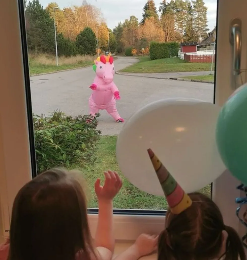 Puhallettava Yksisarvinen Sateenkaarenvärisellä Miehellä Naamiaisasu
