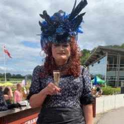 Saloon Girl Punainen Kihara Peruukki