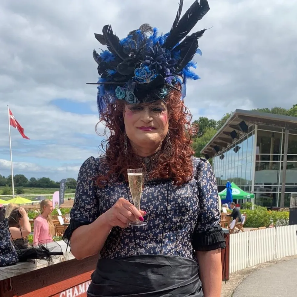 Saloon Girl Punainen Kihara Peruukki