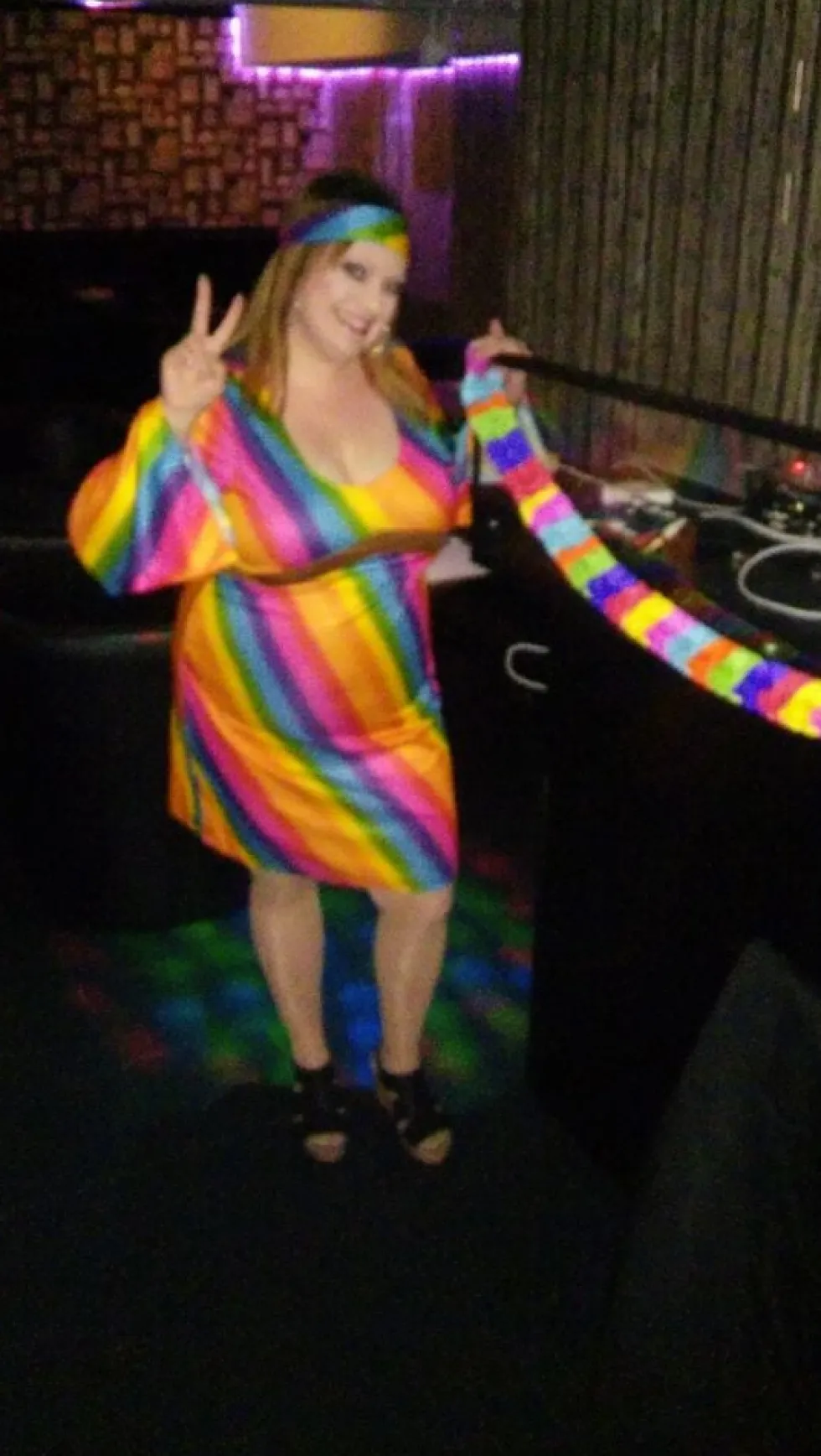 Sateenkaarinen Hippie Naamiaisasu