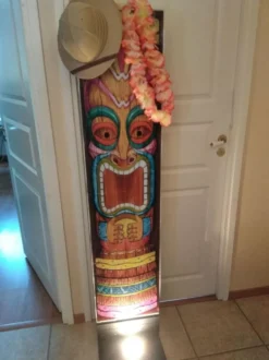 Seinäkoriste Tiki