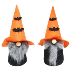 Seisova halloween­tonttu Lepakoilla